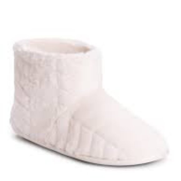 Muk Luks Shoes - Muk Luks Womens Ivory White Chevron Super Soft Faux Fur Bootie Size 7